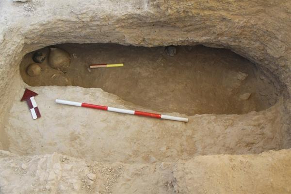 12 گور چکمه ای و بقایایی از دوره برنز تا آهن در کاشان کشف شد