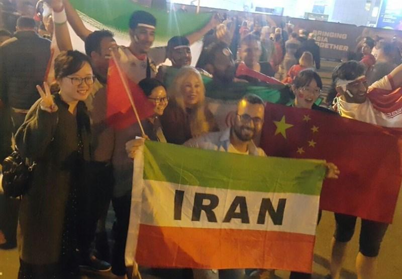 توزیع اقلام فرهنگی بین طرفداران ایران پیش از بازی با چین