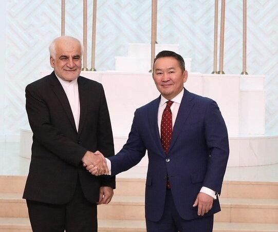 تقدیم استوارنامه سفیرآکردیته ایران در مغولستان به رئیس تقدیم استوارنامه سفیرآکردیته ایران در مغولستان به رئیس جمهور این کشور