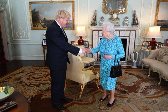 درخواست ملکه از جانسون برای تشکیل دولت، رهبر محافظه کاران رسماً نخست وزیر انگلیس شد