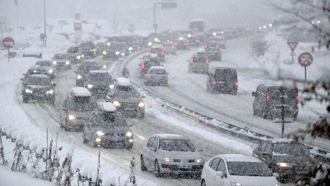 ترافیک نیمه سنگین در آزادراه کرج-تهران ، بارش برف و باران در 7 استان