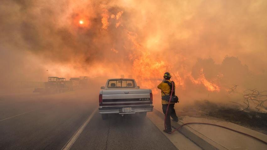 خبرنگاران آتش سوزی جنگل های لس آنجلس 100 هزار نفر را وادار به ترک محل سکونت کرد