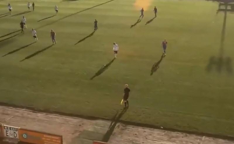 وقتی دوربینی که با هوش مصنوعی از یک مسابقه فوتبال فیلمبرداری می کرد، سر طاس یاری داور را با توپ اشتباه گرفت!