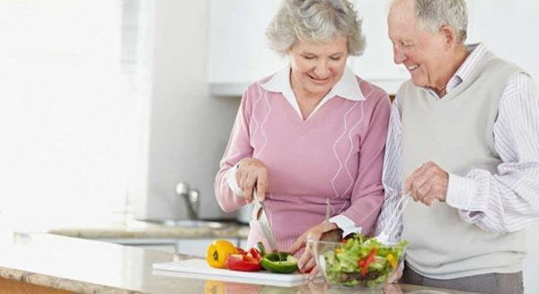 راهکارهایی برای لاغری افراد مسن و آنالیز اهمیت رژیم غذایی آنها