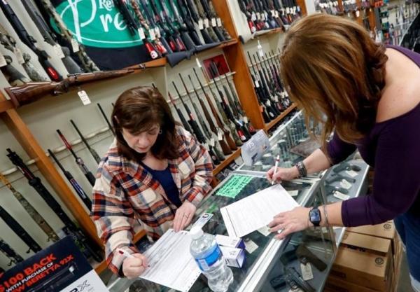 ادامه فرایند صعودی فروش اسلحه در آمریکا در بحبوحه شیوع کرونا