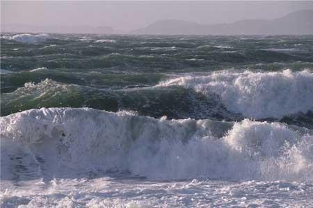 متلاطم شدن بخش هایی از دریای خزر ، تفریحات آبی ممنوع