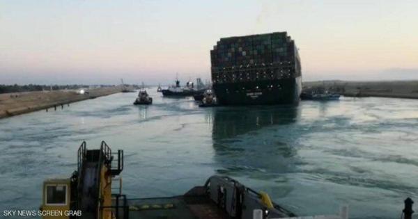 کشتی گیرافتاده در کانال سوئز آغاز به حرکت کرد