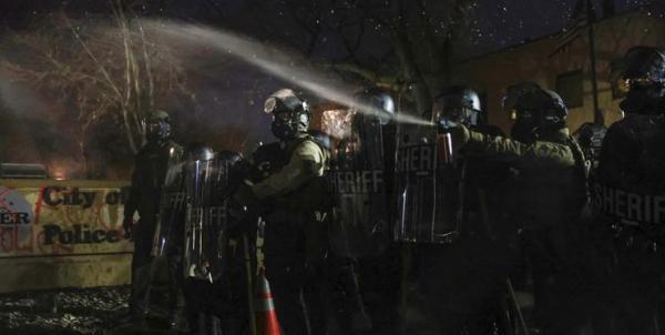 سومین شب ناآرام در مینیاپولیس؛ پلیس آمریکا معترضان را سرکوب کرد