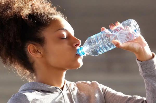 آیا نوشیدن زیاد آب همواره مفید است یا می تواند خطرناک باشد؟