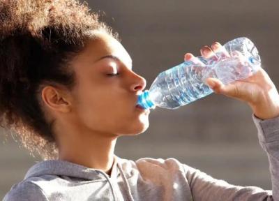 آیا نوشیدن زیاد آب همواره مفید است یا می تواند خطرناک باشد؟